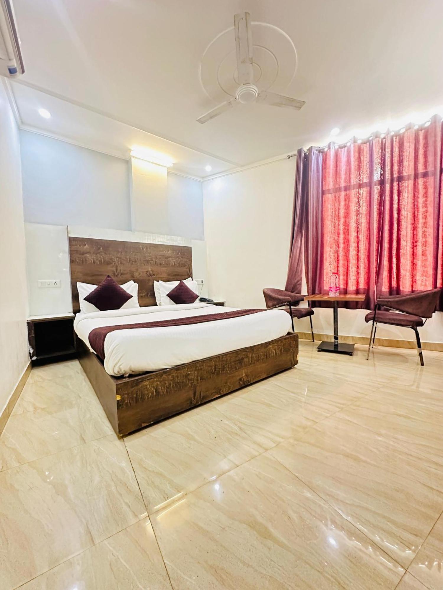 S R Palace Near Delhi International Airport Hotel 3*