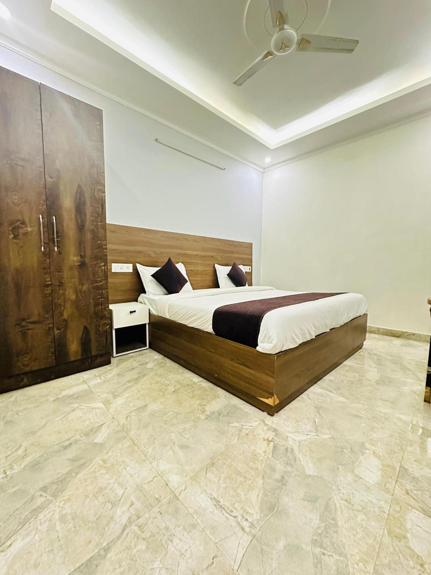 S R Palace Near Delhi International Airport Hotel 3*