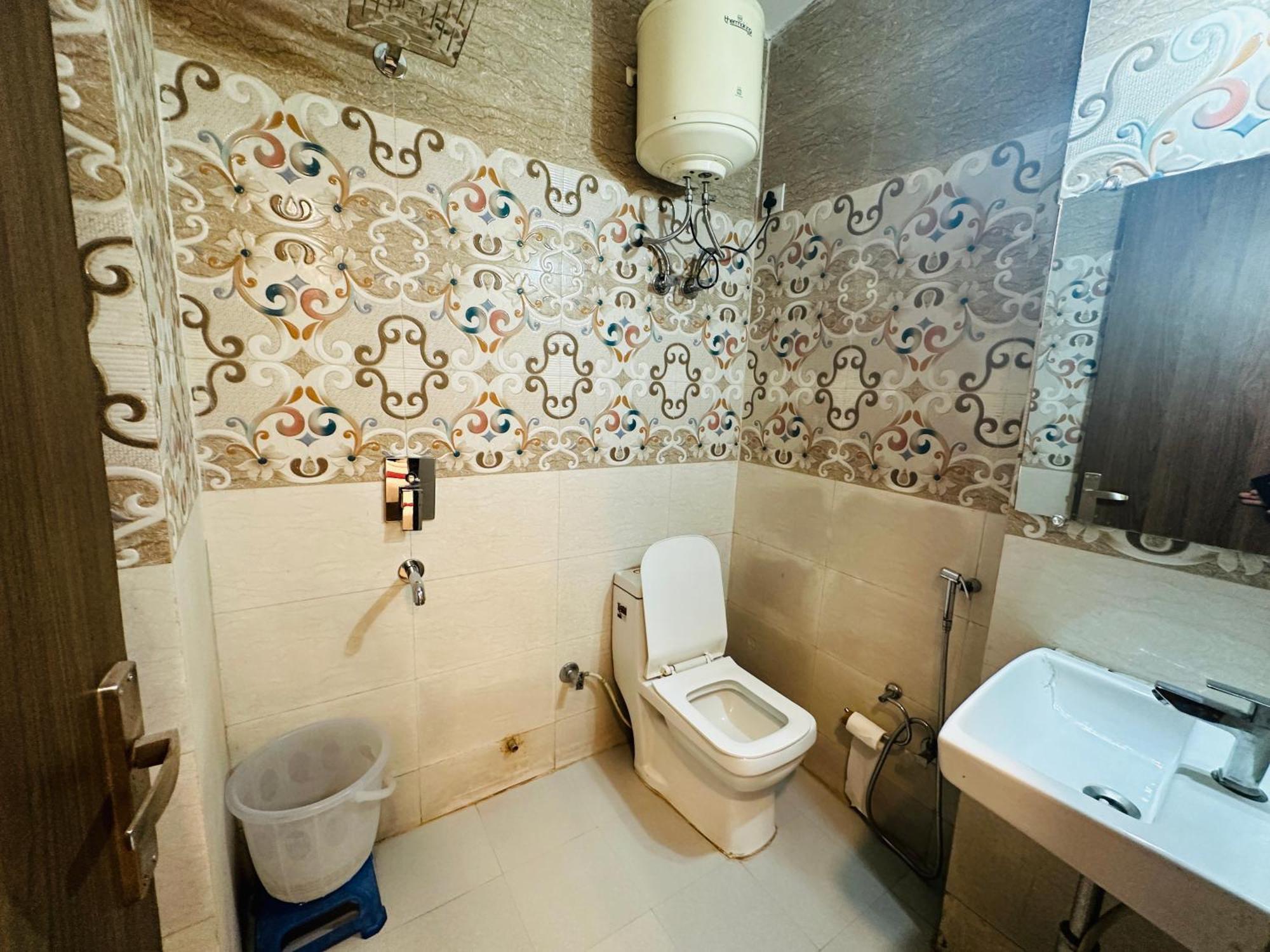 S R Palace Near Delhi International Airport 3*